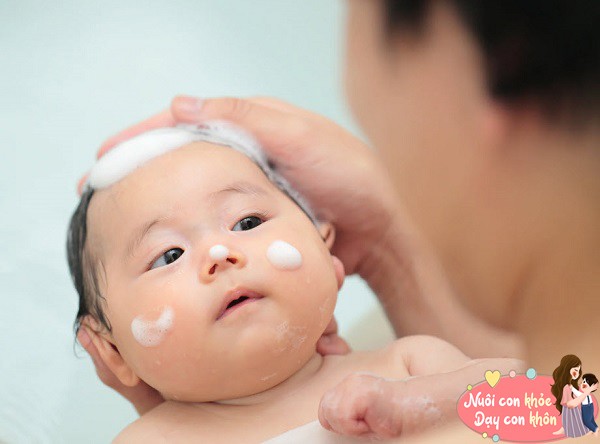 Khi tắm rửa cho trẻ, sử dụng nước ấm và một loại sữa tắm phù hợp cho da nhạy cảm.