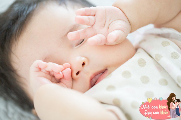 Nếu trẻ sơ sinh có các dấu hiệu như chảy nước mắt, đỏ hoặc sưng mắt, đây có thể là tín hiệu của một vấn đề sức khỏe.
