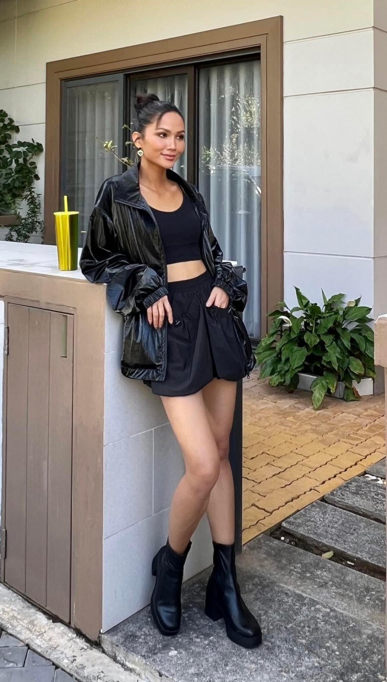 Cũng là quần short nhưng được mỹ nhân đình đám phối all black táo bạo, thời thượng như một diễn viên hành động thực thụ! 