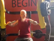 Cụ ông 99 tuổi ở Đồng Nai vẫn đam mê tập gym và đẩy tạ làm nhiều người ngạc nhiên