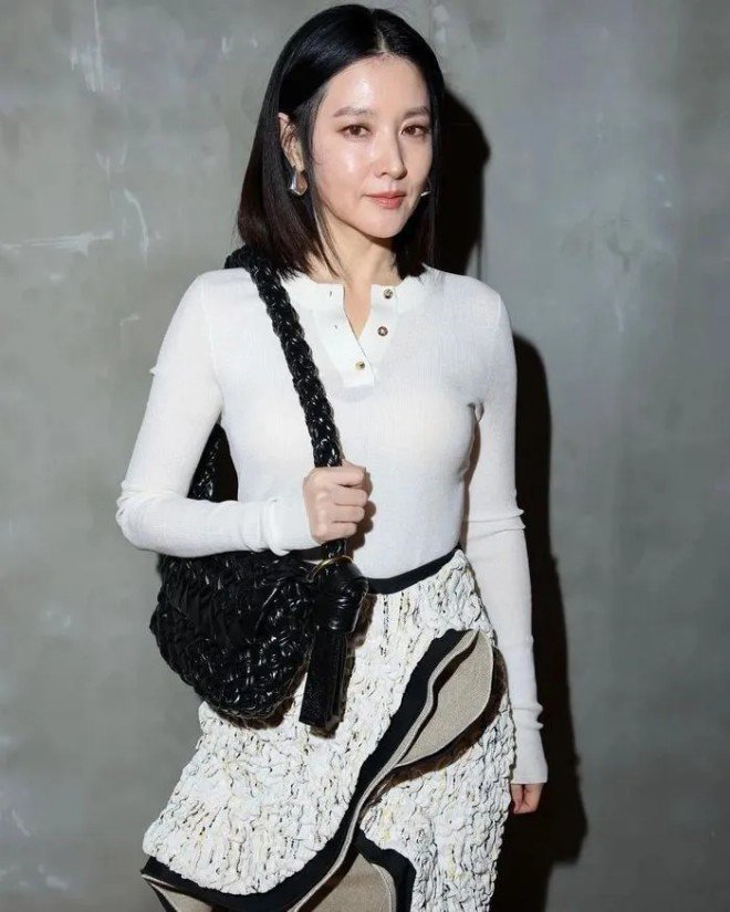 Lee Young Ae xuất hiện thanh lịch và sang trọng trong sự kiện gần nhất, cô trang điểm nhẹ nhàng và không cố tình che đi dấu hiệu tuổi tác 