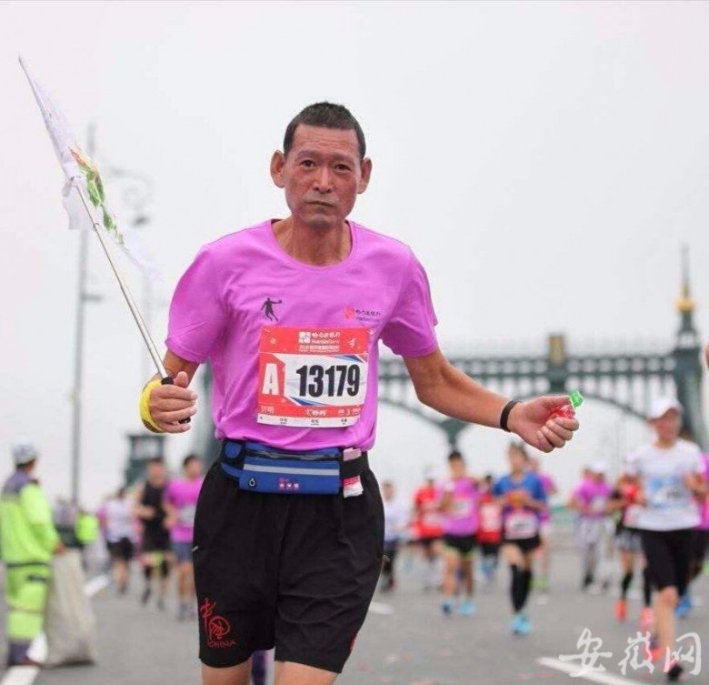 Ông He Ming trong 4 năm chống ung thư đã chạy 61 cuộc thi marathon.