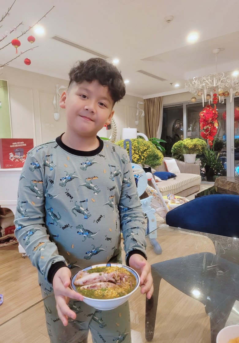 Nhật Minh (Bon) - con trai Mạnh Trường bên bát mì mực chua cay mà cậu bé làm cho mẹ thưởng thức. Có thể thấy, thành phẩm của nhóc tì trông rất hấp dẫn.
