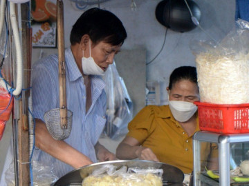 Quán hủ tiếu hơn 30 năm hút khách ở Sài Gòn, khách ruột hài hước: Mấy đời bồ đến khi có vợ con vẫn ăn ở đây
