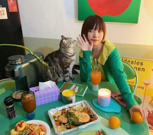 Tiểu Vân sống cùng bạn trai và 2 con mèo.