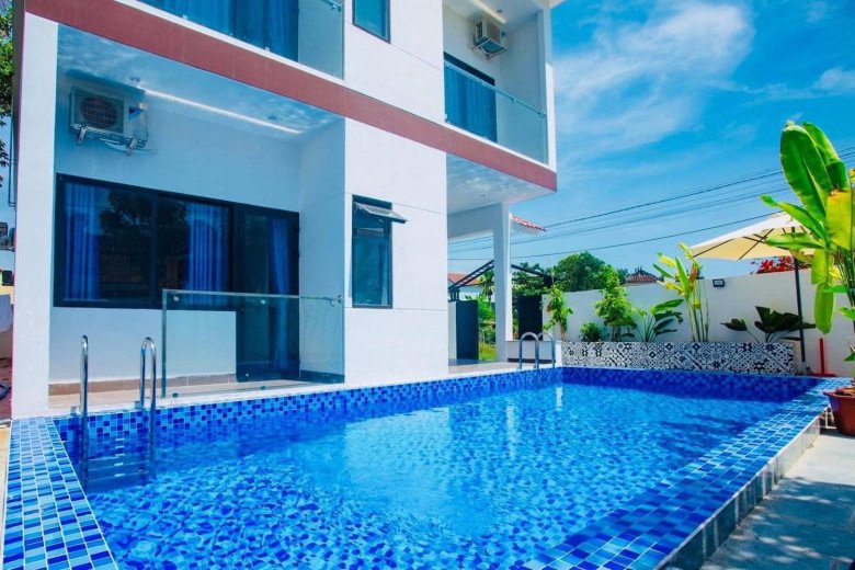 Trong hình ảnh được bà mẹ 2 con mới đăng tải, có thể thấy xung quanh villa đã có nhiều cây xanh. Điểm nhấn trước nhà là một hồ bơi xanh mát.