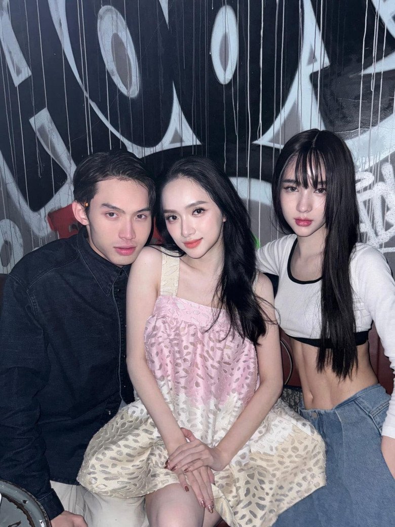 Tính đến nay có nhiều mỹ nhân chuyển giới lên ngôi nhưng chưa 1 ai làm nên thành tích lịch sử như Hương Giang. Cô đọ sắc cùng đối thủ là Hoa hậu chuyển giới Thái Lan 2017 - Yoshi Rinrada Thurapan khiến dân tình bấn loạn vì vẻ đẹp kẹo ngọt.