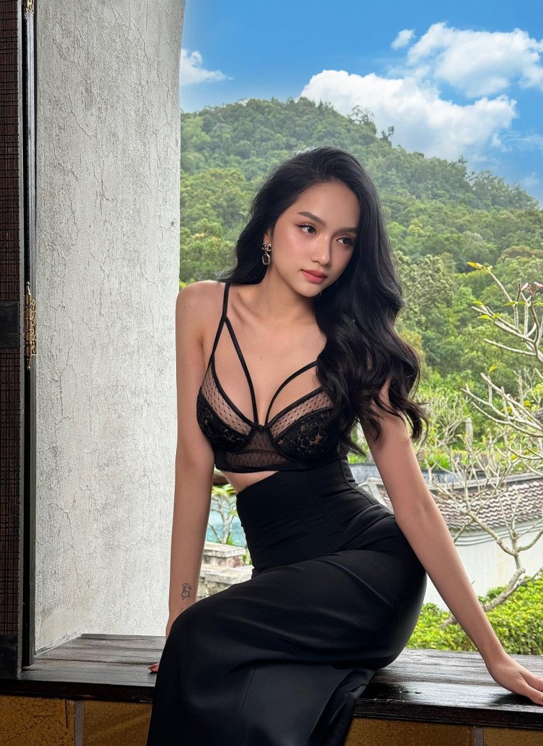 Không sa đà phô diễn da thịt quá nhiều, Hương Giang vẫn khiến bao người xuýt xoa xin vía đẹp.