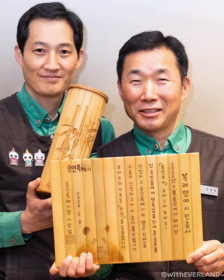 Songbao và Kangbao - 2 người chăm sóc của Fubao - khoe giấy chứng nhận đặc biệt của cháu gái.