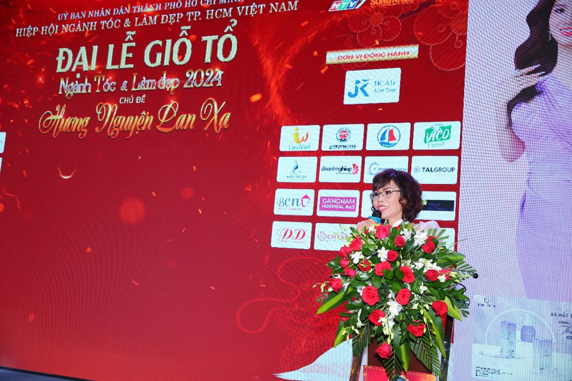 Bà Cao Thị Hồng Lam, Chủ tịch Hiệp Hội Ngành Tóc và Làm đẹp TP.HCM phát biểu về ý nghĩa chương trình và gửi lời tri ân đến quý công ty tài trợ