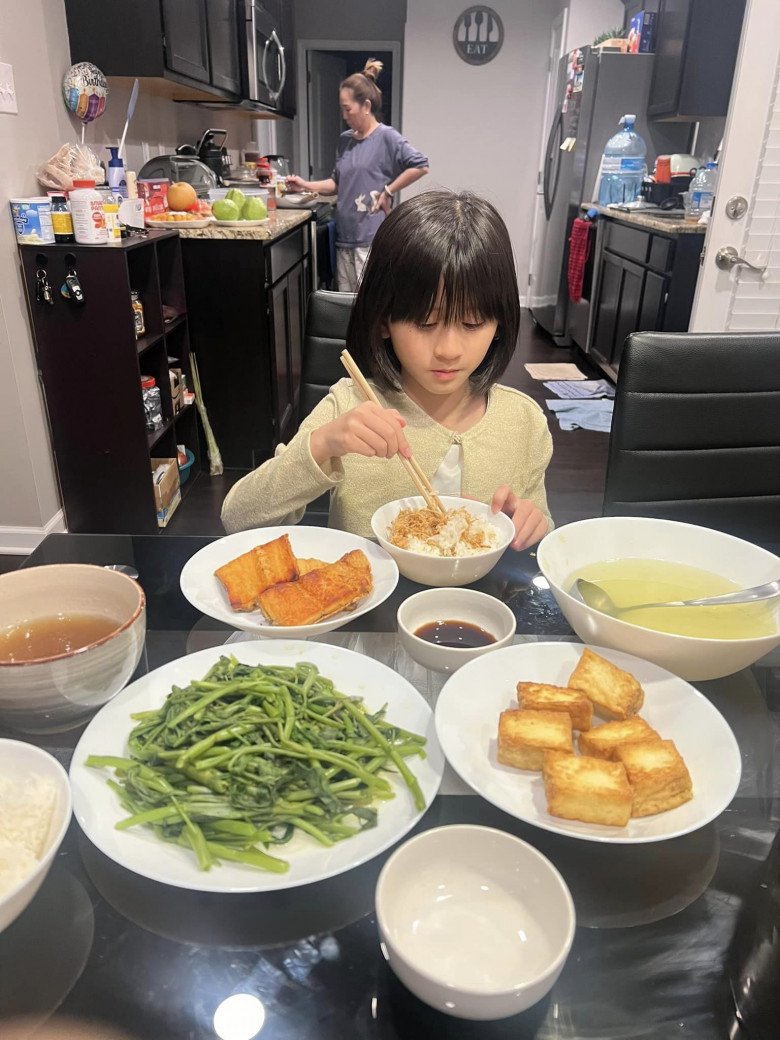 Trang Trần thường xuyên chia sẻ hoạt động cùng với mẹ chồng và con gái.