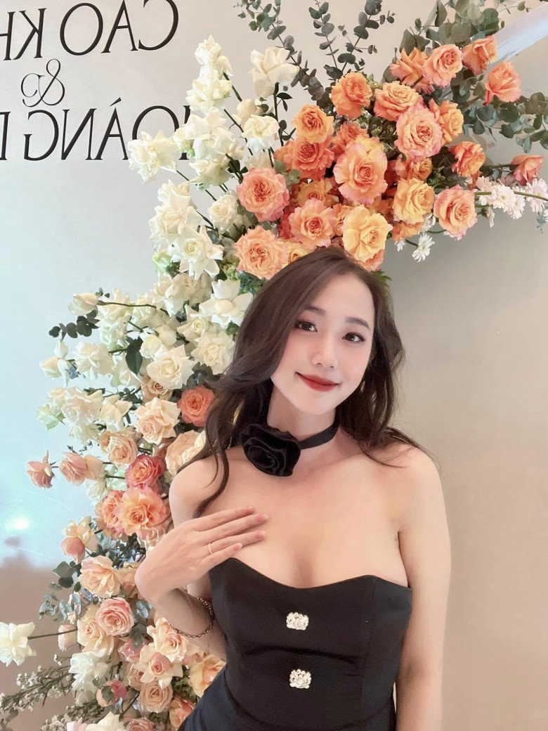 Nữ phi công sở hữu vóc dáng cực chuẩn với thềm ngực đầy quyến rũ.