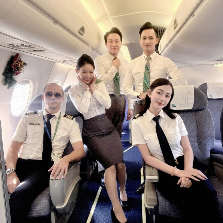 Trang Nhung và tổ bay của mình. Nữ phi công hút mắt với làn da trắng ngần và đôi tai yêu tinh đang là hot trend trong ngành phẫu thuật thẩm mỹ.