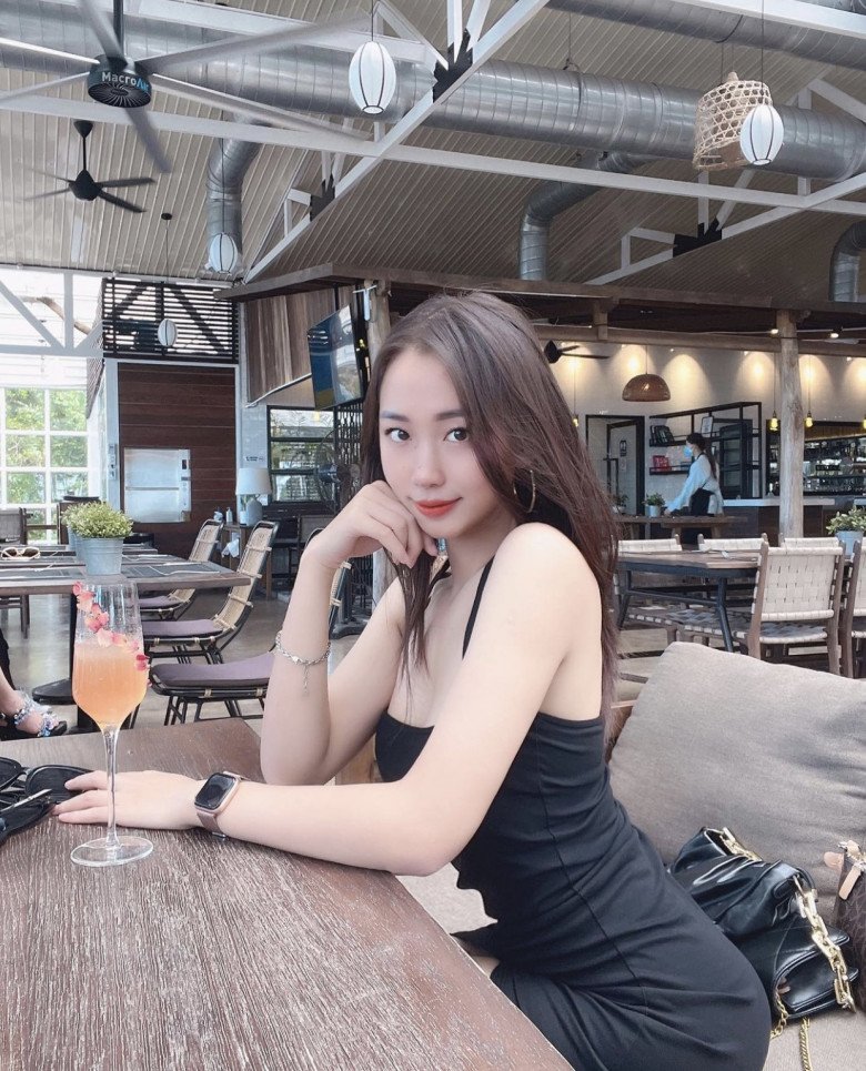 Cởi bỏ bộ đồng phục phi công, Trang Nhung đời thường xinh đẹp, trẻ trung và quyến rũ.