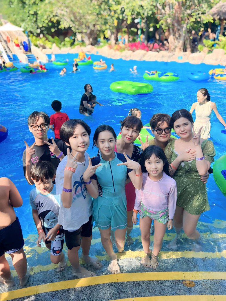 Con gái cưng của Lý Hải, Minh Hà cá tính với đồ bơi thể thao.