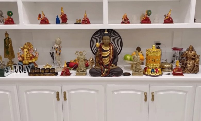 Nhiều ngóc ngách trong căn biệt thự khiến mọi người phải trầm trồ. Đặc biệt, chủ nhân của ngôi nhà sưu tầm rất nhiều món đồ mang dấu ấn Phật giáo. 