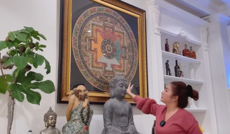 Danh hài cho hay, những bức tranh này là từ Nepal về, do các thầy vẽ, rất đắt giá. Trong phòng còn có nhiều bức tượng Phật.