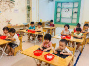 Phụ huynh sốt sắng tìm lớp tiền tiểu học cho con sắp vào lớp 1, sẵn sàng chi 300.000 đồng/buổi