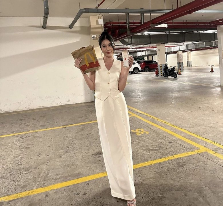 Á hậu Phương Anh trong outfit đậm chất công sở nhờ kết hợp áo gile + quần tây trắng đồng điệu. 