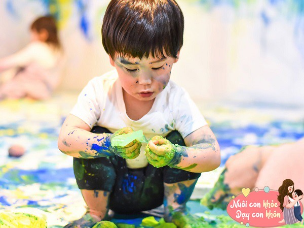 Một số trẻ thích vứt đồ chơi xung quanh, đây là một cách khám phá và tìm hiểu môi trường.