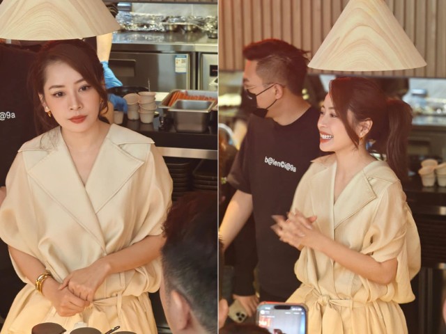 Trong ngày khai trương thứ hai, Chi Pu lại thay đổi hình ảnh khi xuất hiện đầy khí chất trong bộ đầm blazer màu kem sang trọng. Cô cũng để kiểu tóc búi buông lơi làm tôn lên gương mặt thon gọn. 