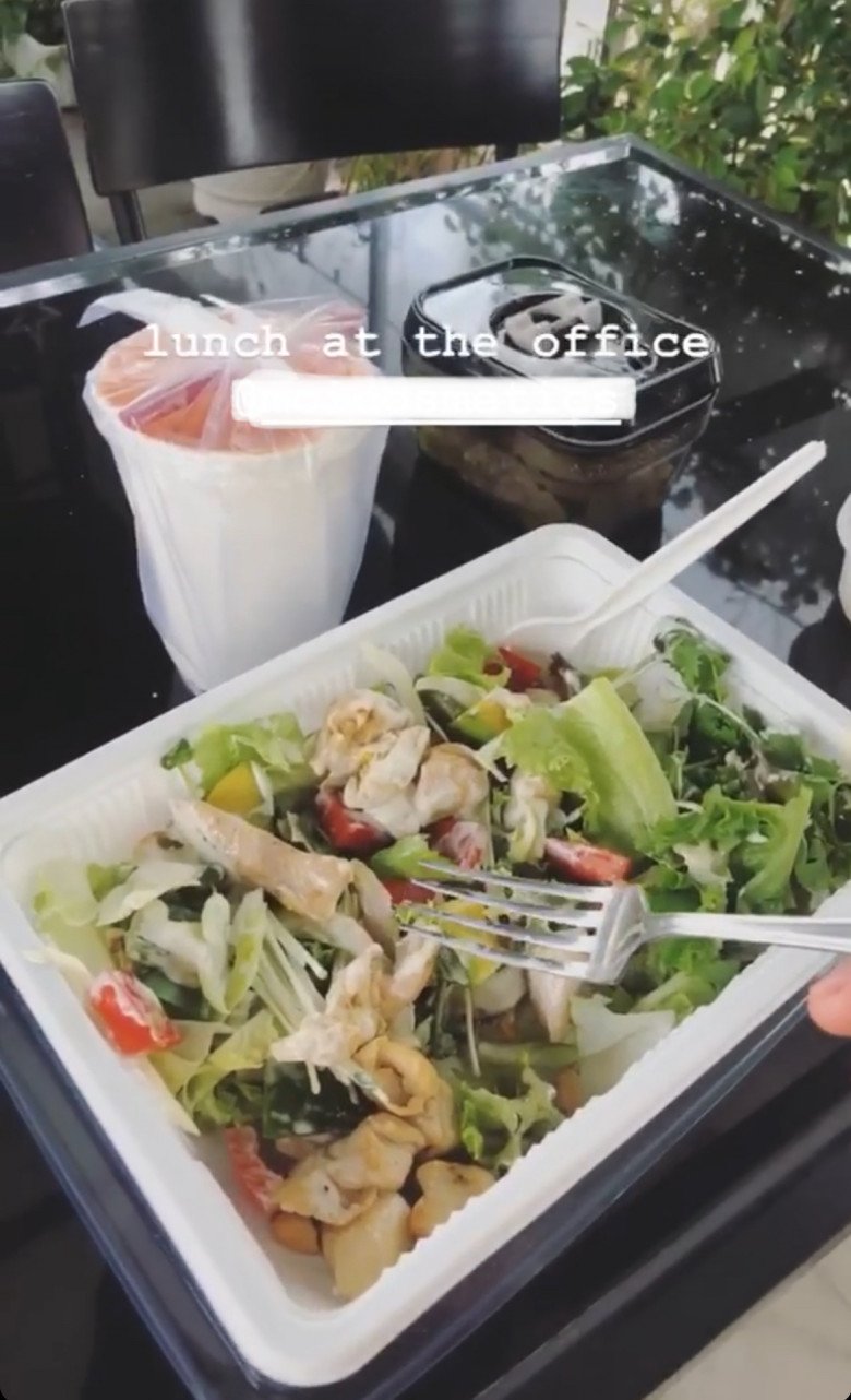 Một đĩa salad to kèm ly nước ép trái cây cho bữa trưa giữ dáng của bà mẹ 3 con.
