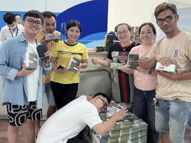 Gia đình chị Thanh đi lĩnh phần thưởng.