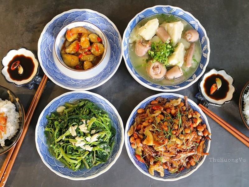 Bữa ăn này gồm các món: Cá cơm xóc lạc, canh khoai môn đuôi heo, cà dầm mắm, rau muống xào tỏi.
