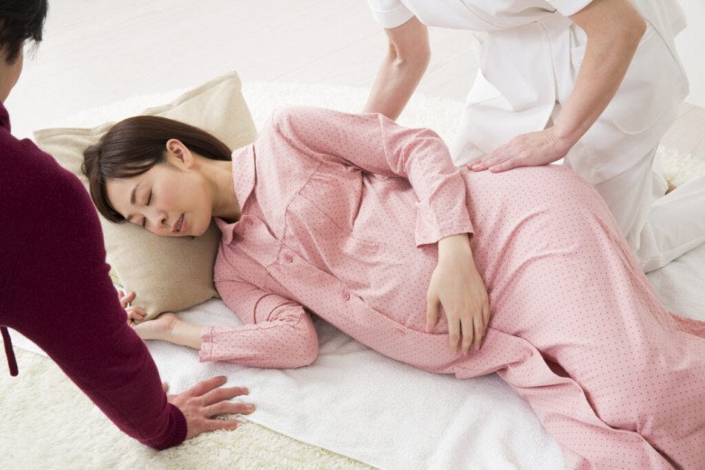 Với nhiều mẹ bầu, từ tuần thai 37 trở đi, các cơn co thắt sinh lý giả thường xuyên xuất hiện và tăng cường độ dần cho đến sát ngày sinh. (Ảnh minh họa)