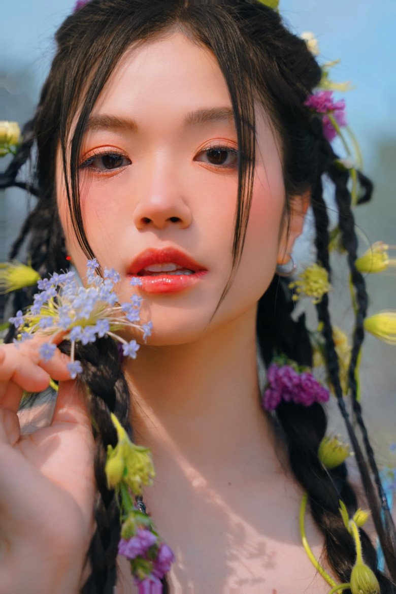 Suni Hạ Linh là nữ ca sĩ có profile sạch sẽ và thường xuyên xuất hiện với các tạo hình nữ tính, dịu dàng.