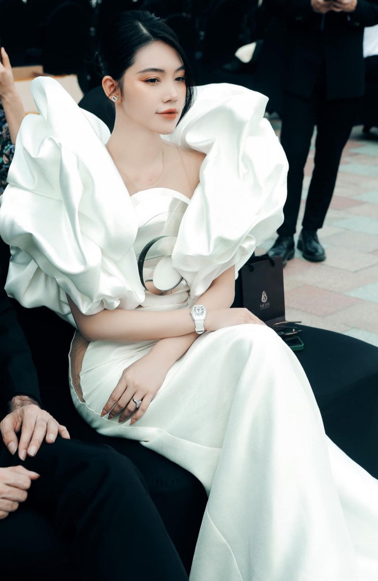 Hình ảnh mới nhất của Jolie Nguyễn ở sự kiện đầu năm nay tại Việt Nam. Cô diện trang phục đầm trắng cách điệu với tay bồng lớn cùng phần cutout khoe đường cong cơ thể.  