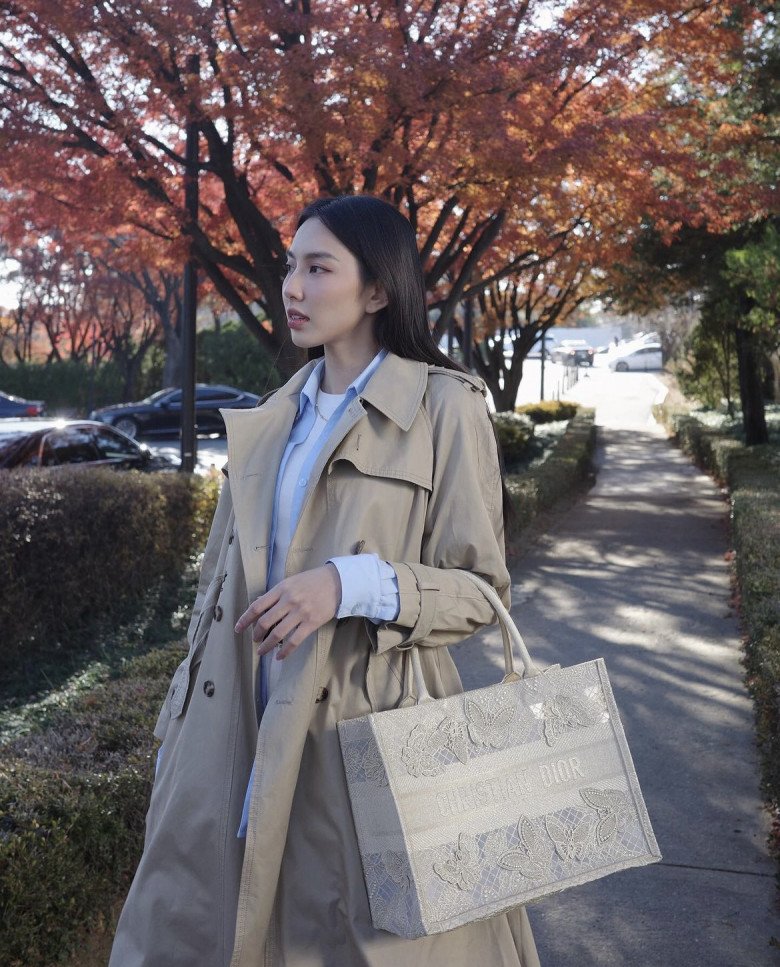 Thuỳ Tiên xách mẫu túi trứ danh của Dior khi đi công tác ở Hàn Quốc.