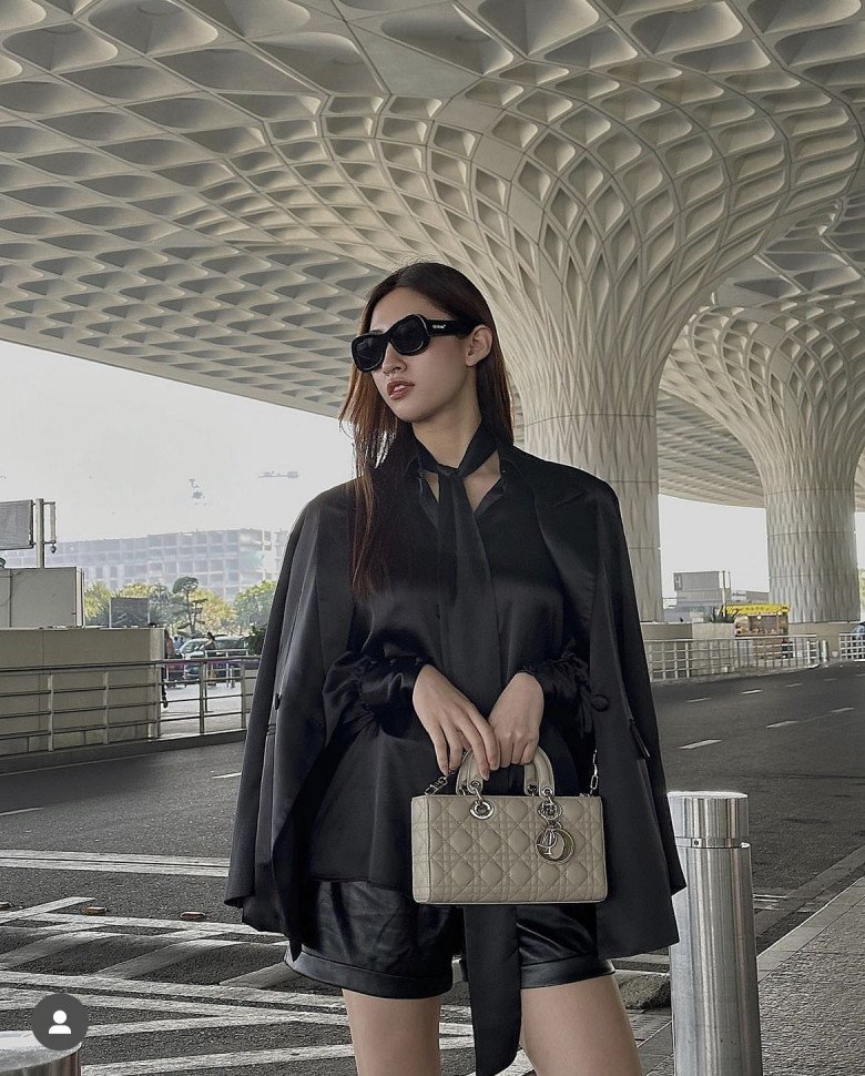 Lương Thuỳ Linh sang chảnh với đồ hiệu trăm triệu, cô cũng chuẩn bị chiếc áo blazer để choàng và giữ ấm trong chuyến bay công tác nước ngoài. 