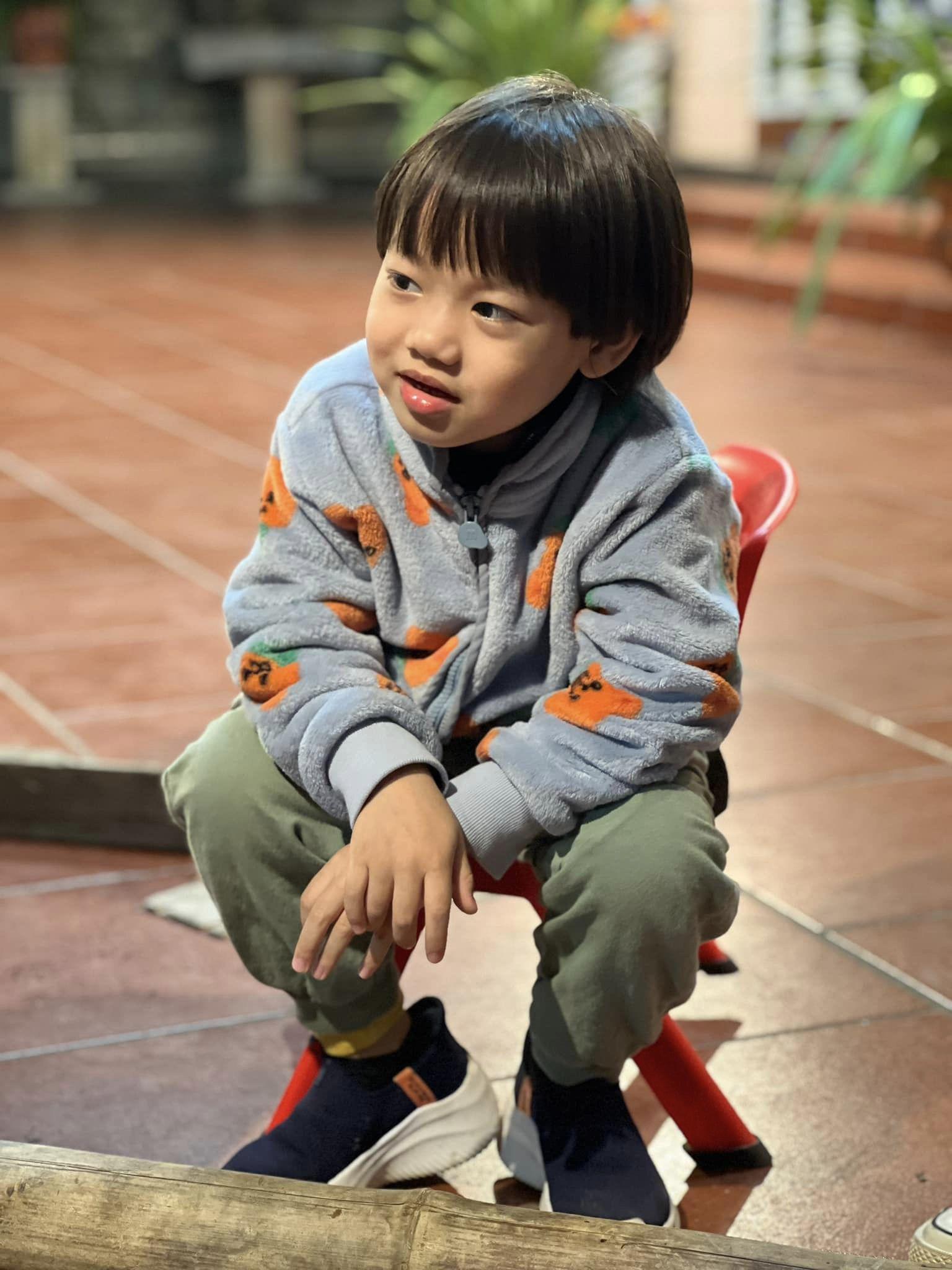 Nhóc tì có vẻ ngoài điển trai, thông minh cùng giọng nói cực yêu.