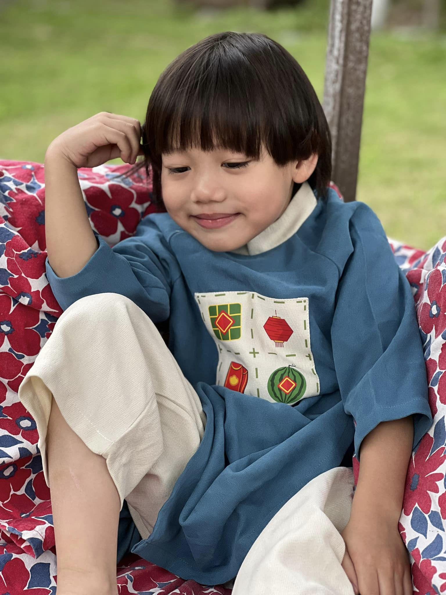 Dân mạng cho rằng cậu bé thứ 3 nhà nam danh hài cũng hot và hài hước không kém gì 2 anh trai của mình.