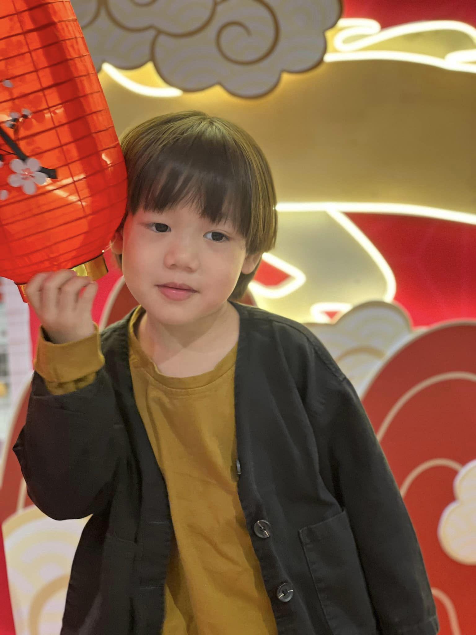 Ít được bố nhắc đến nhưng bé Bão thường xuyên được mẹ chia sẻ trên mạng xã hội.