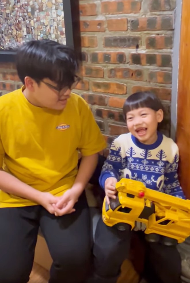 Bé Bão có câu hỏi rối não dành cho Bi Béo về vấn đề người nổi tiếng.