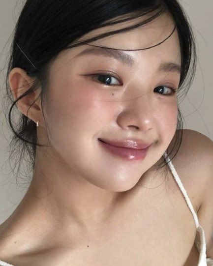 Trào lưu trang điểm này phù hợp với những cô nàng có tông da sáng thiên lạnh, tôn lên vẻ đẹp tự nhiên của nàng.