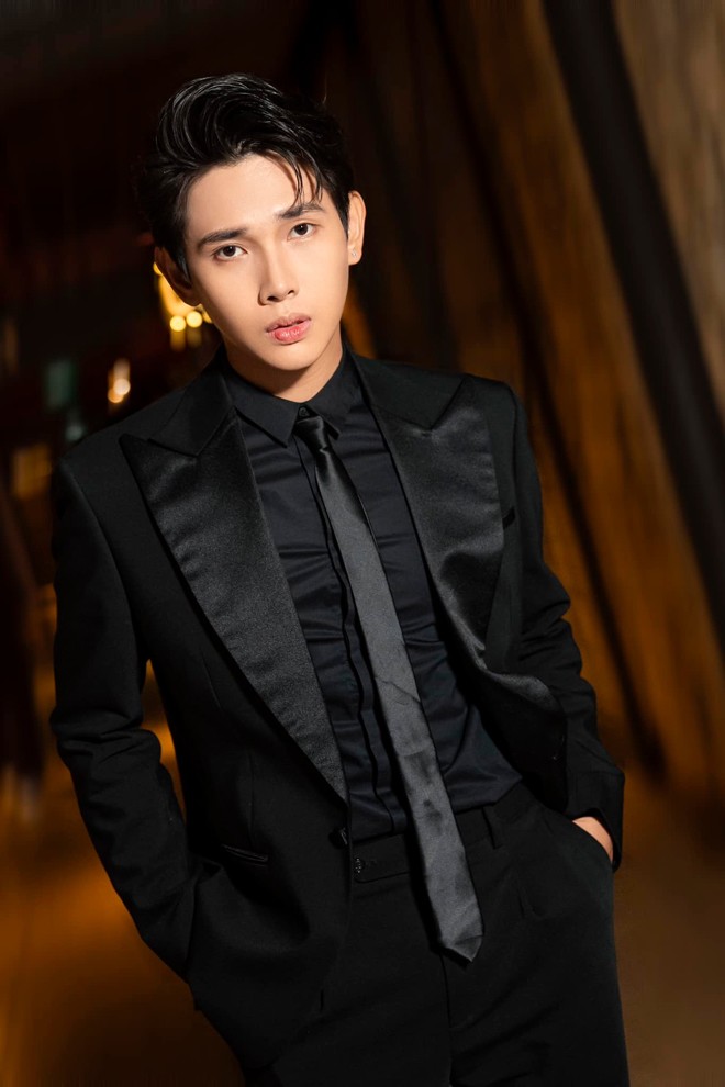 Ngoài công việc, nam diễn viên cũng sẽ trau dồi bản thân qua nhiều mảng khác như học chơi trượt ván, bóng rổ, bơi lội, đá banh, võ thuật, gym..