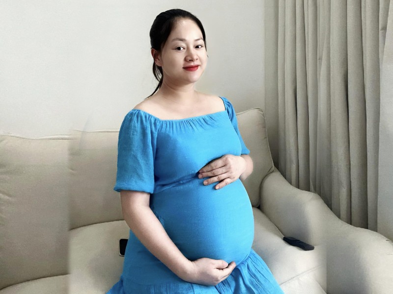 Bước sang tháng cuối thai kỳ, Lan Phương chuẩn bị sẵn sàng để chào đón "bé rồng" cho gia đình. Dù mang thai lần thứ 2, cô vẫn gặp không ít khó khăn khi bụng ngày càng lớn. Mới đây, nữ diễn viên đăng tải video chia sẻ hoạt động hàng ngày của mẹ bầu. 
