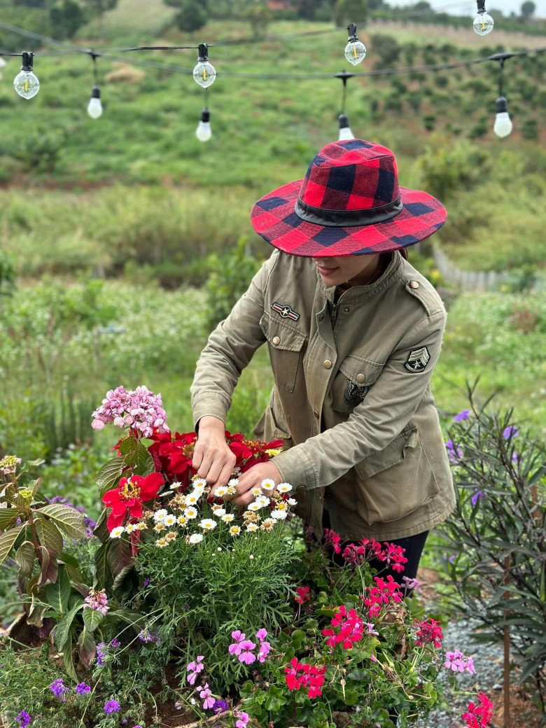 Trên trang cá nhân, nhạc sĩ Trương Lê Sơn vừa đăng loạt ảnh dìm hàng cô nông dân với cảnh ca sĩ Hoàng Lê Vi đang giản dị làm vườn.