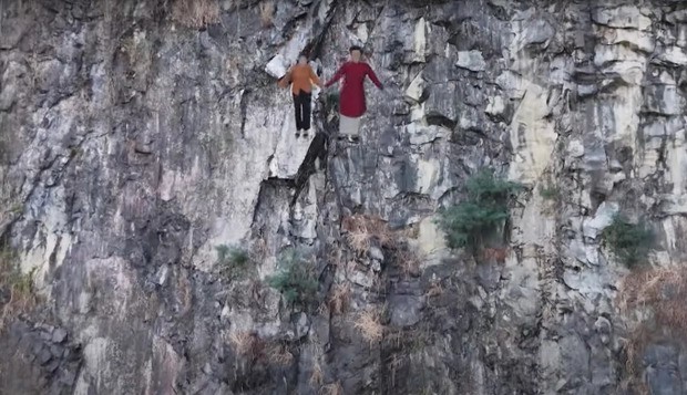 Cảnh nhảy vực amp;#34;giả trânamp;#34; của phim Việt có rating cao nhất cả nước khiến khán giả chê bai - 2