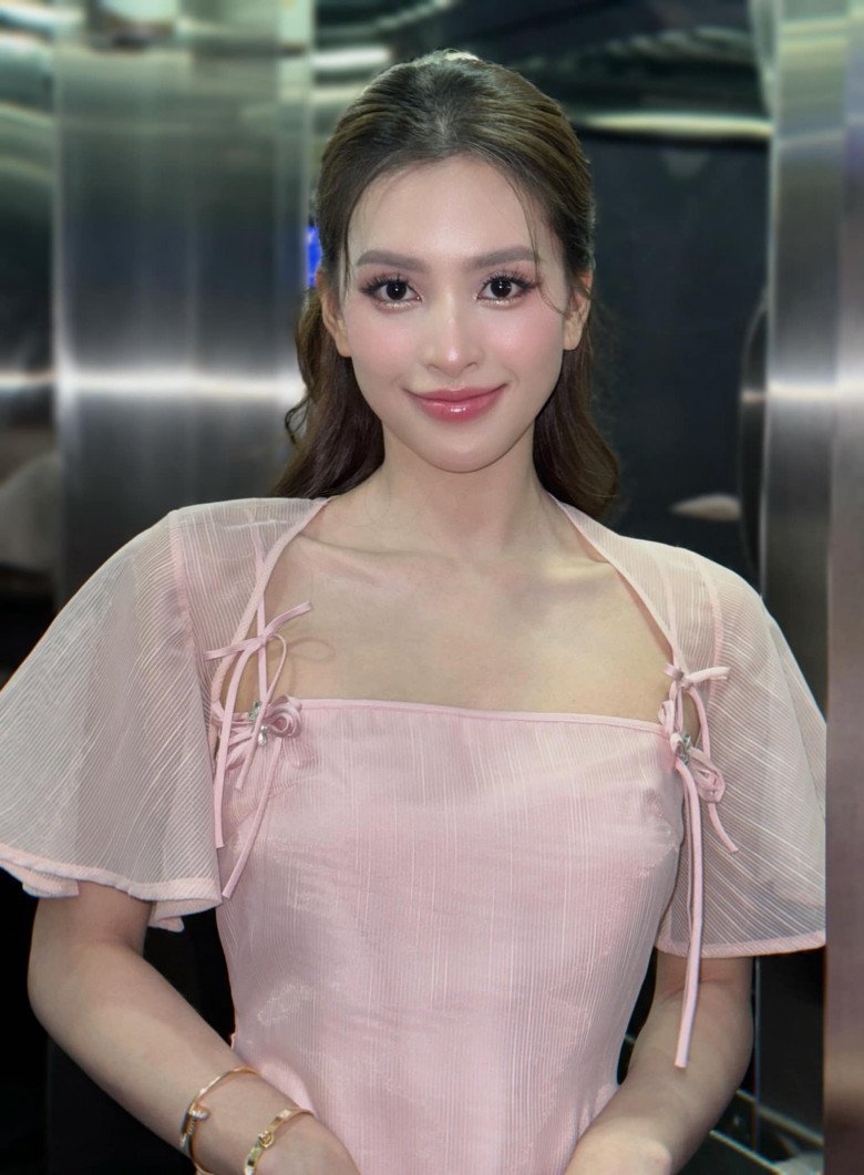 Ngày mới đăng quang, người đẹp nhận nhiều ý kiến trái chiều về học vấn, song theo thời gian, nàng hậu đã khẳng định được thực lực của mình trong địa hạt diễn xuất lẫn thời trang.