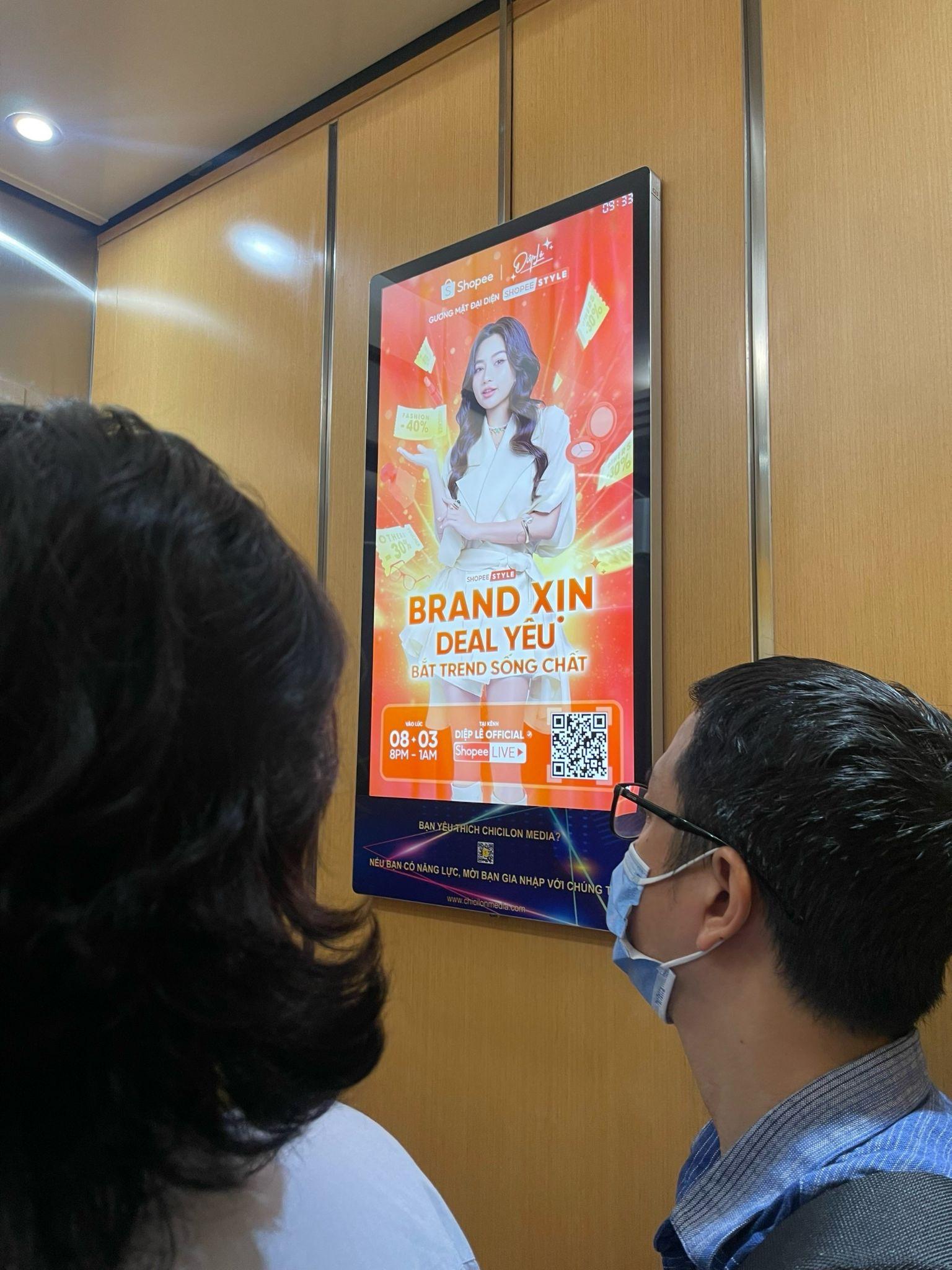 Hình ảnh Diệp Lê với vai trò “Gương mặt Đại diện” của Shopee Style cũng bắt đầu xuất hiện trên các billboard tại nhiều vị trí ở TP.HCM và Hà Nội.