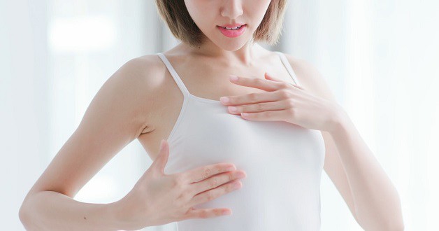 Theo các bác sĩ, kích thước ngực to hay nhỏ không phải là nguyên nhân dẫn đến ung thư vú ở nữ. Ảnh minh họa.
