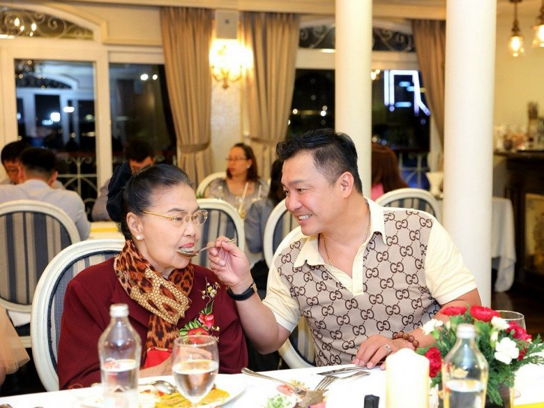 Lý Hùng luôn xúc động khi nói về mẹ.