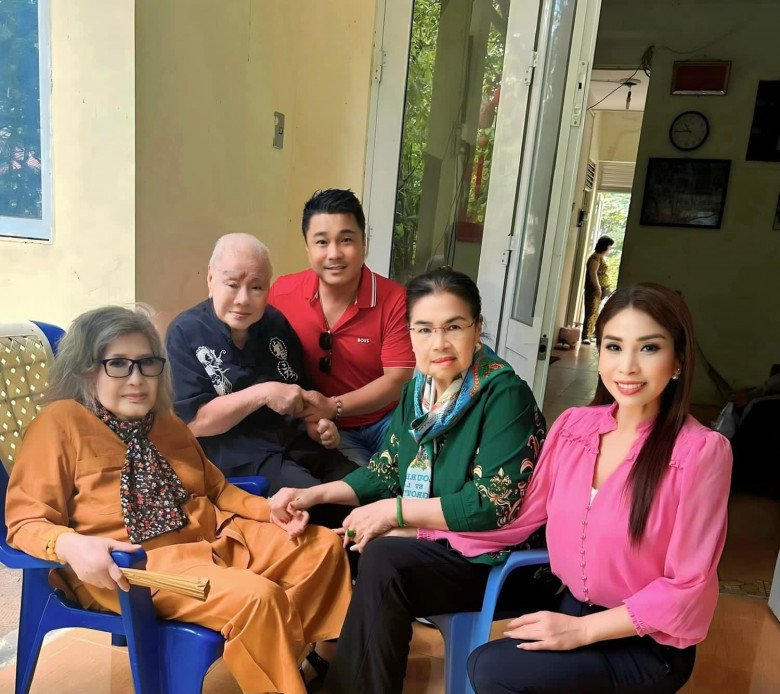 Người mẹ tảo tần của tài tử điện ảnh Lý Hùng cũng là người thầm lặng đứng sau nhiều hoạt động thiện nguyện ý nghĩa. Trong ảnh, gia đình cố NSND Lý Huỳnh đang đến thăm các nghệ sĩ ở Viện dưỡng lão nghệ sĩ.