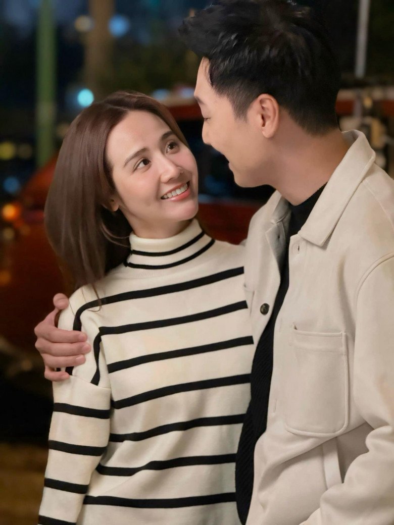 Xuất hiện trên tivi với vai người yêu của Mạnh Trường, Phan Minh Huyền tự tin với đường viền hàm V-line, sống mũi cao và đôi mắt biết nói.