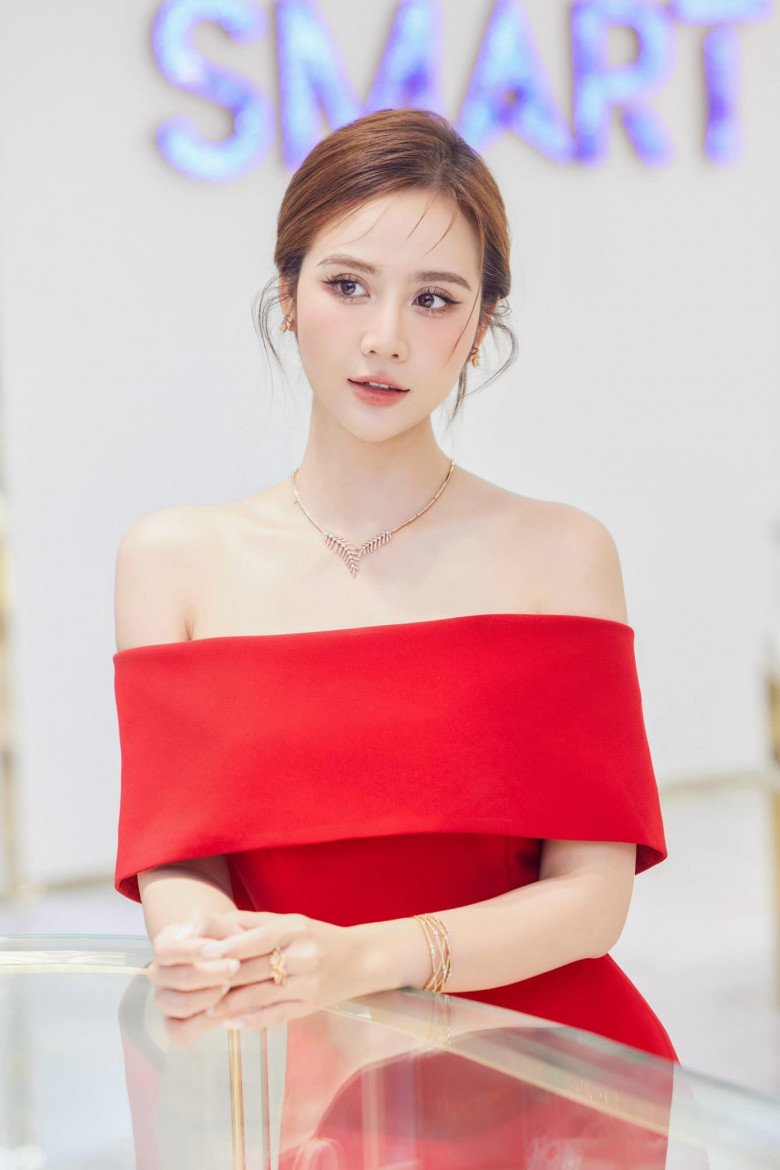 Nữ diễn viên giờ đây sở hữu gương mặt với ngũ quan chuẩn trend. Cô cũng không phủ nhận mình đã can thiệp 1 số phương pháp làm đẹp không dao kéo.