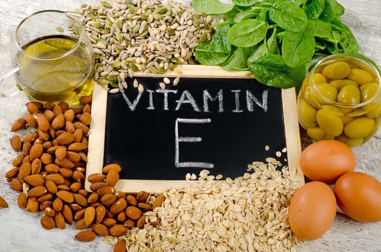 Vitamin E cũng được tìm thấy trong bông cải xanh, rau bina, quả kiwi, xoài và cà chua. 